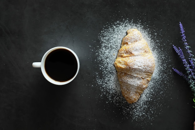 Vers gebak op tafel. Croissant met Franse smaak als ontbijt.