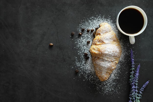 Vers gebak op tafel. Croissant met Franse smaak als ontbijt.