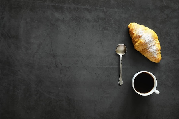Vers gebak op tafel. Croissant met Franse smaak als ontbijt.