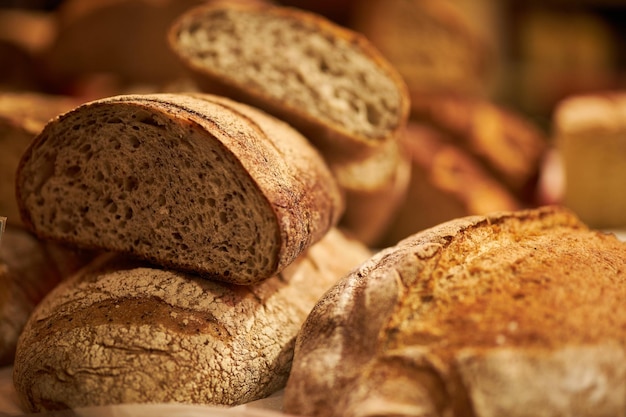 Vers gebakken aromatisch brood Brood in een snee Geurige gebakjes close-up Zelfgemaakt zuurdesembrood