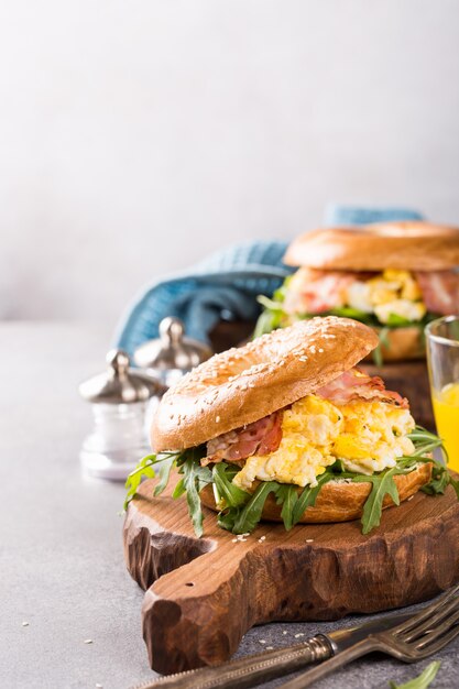 Vers gebakken bagel gevuld met roerei