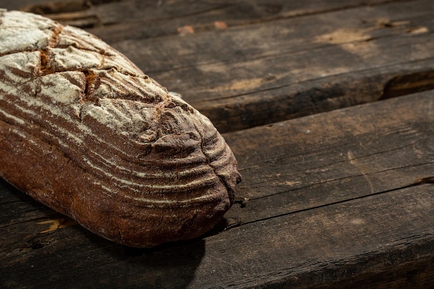 Vers gebakken brood aan bruin houten tafel bruin grofkorrelig brood