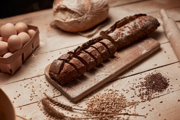 Vers gebakken brood Bovenaanzicht van gesneden volkoren brood op donkere ructische houten close-up als achtergrond