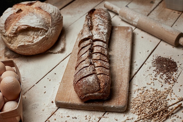 Vers gebakken brood Bovenaanzicht van gesneden volkoren brood op donkere ructische houten close-up als achtergrond