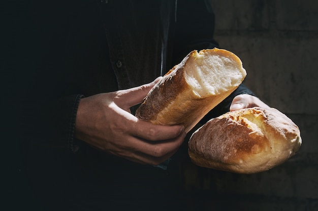 Vers gebakken brood in handen