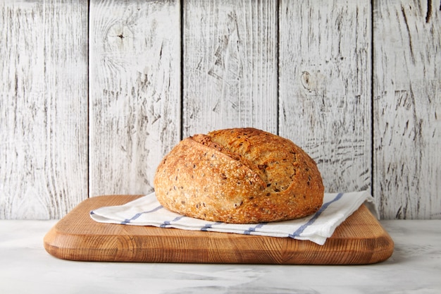 Vers gebakken brood liggend op een handdoek