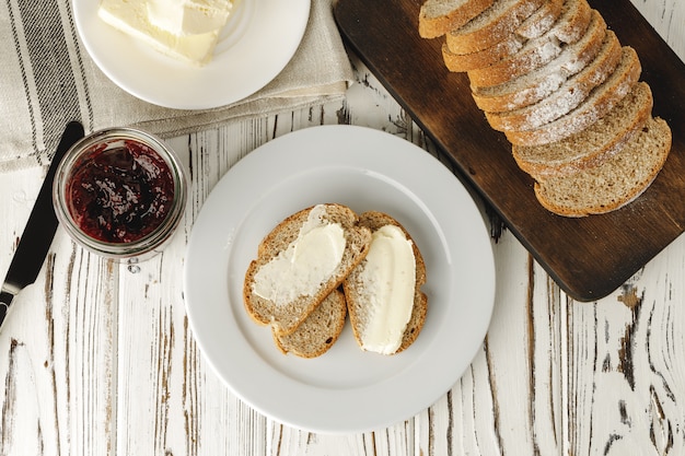 Vers gebakken brood met boter bar