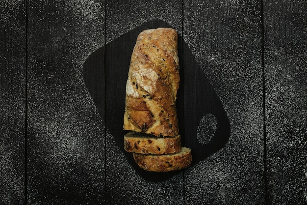 Vers gebakken brood op de houten tafel. Hoge kwaliteit foto