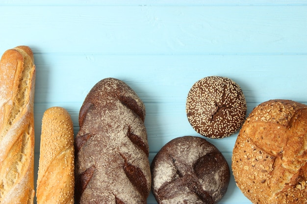 Vers gebakken brood op de tafel close-up