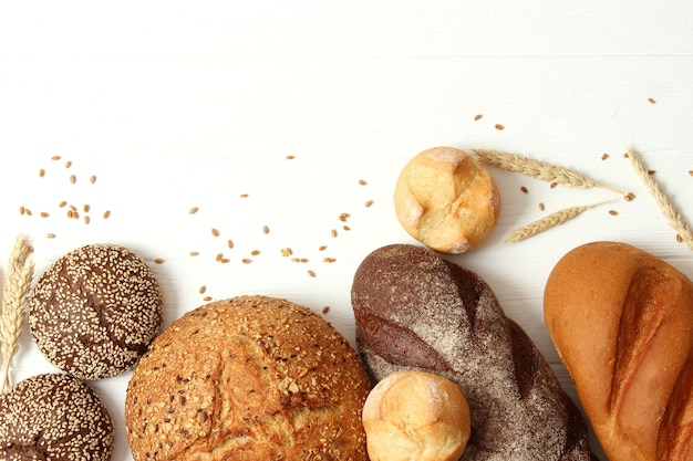 Vers gebakken brood op de tafel close-up