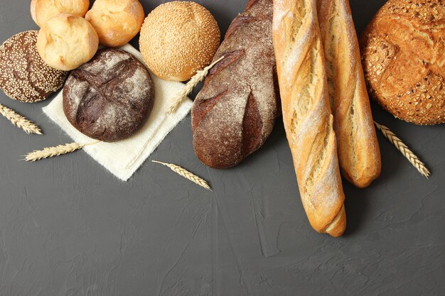 Vers gebakken brood op de tafel close-up