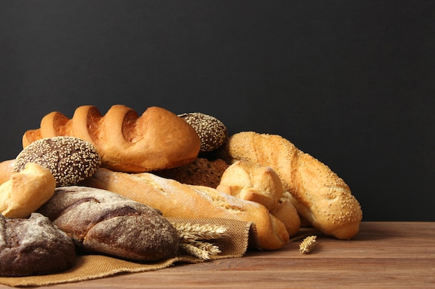 Vers gebakken brood op de tafel close-up