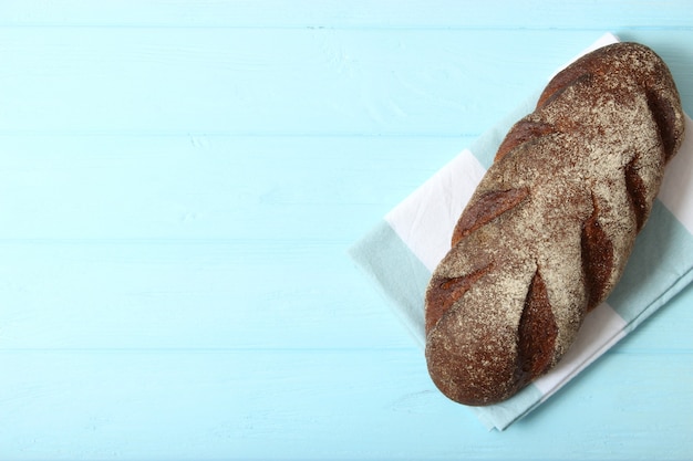 Vers gebakken brood op de tafel close-up