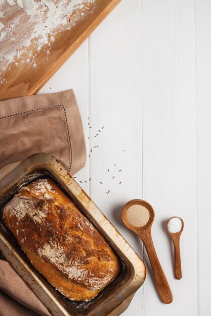 Vers gebakken brood op een witte tafel