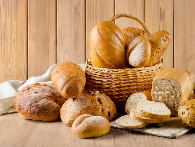 Vers gebakken brood op houten tafel