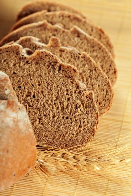 Vers gebakken brood op houten tafel