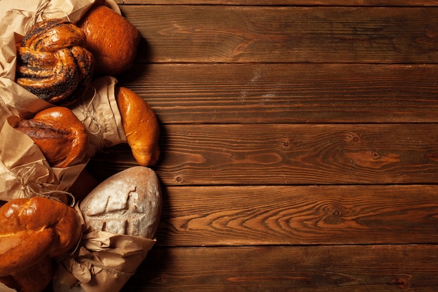 Vers gebakken brood op houten tafel