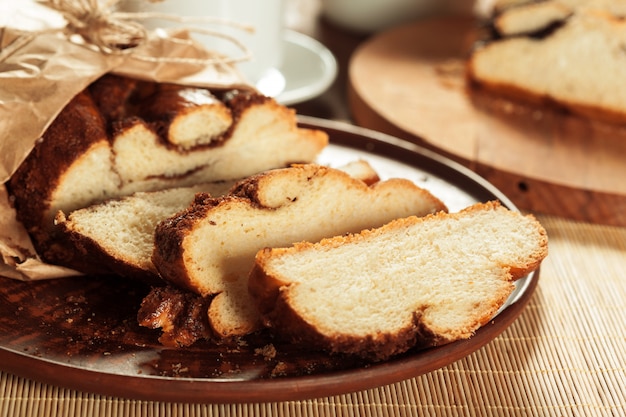 Vers gebakken brood op houten tafel