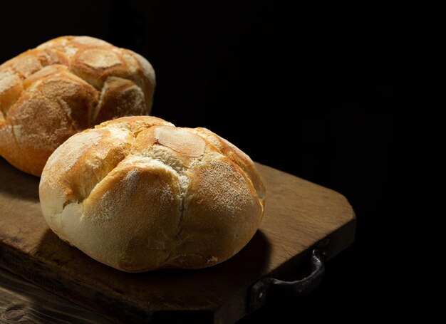 Vers gebakken brood op rustieke houten tafel