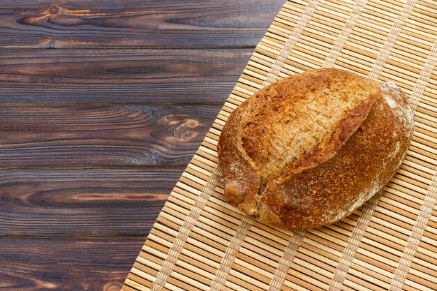 Vers gebakken brood op rustieke houten tafel