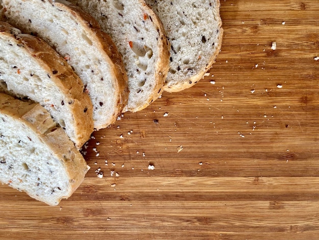 Vers gebakken brood op snijplank