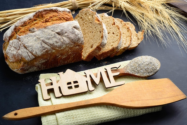 Foto vers gebakken brood op tafel