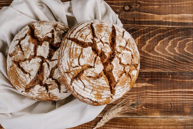 Vers gebakken broodbroden op de houten achtergrond