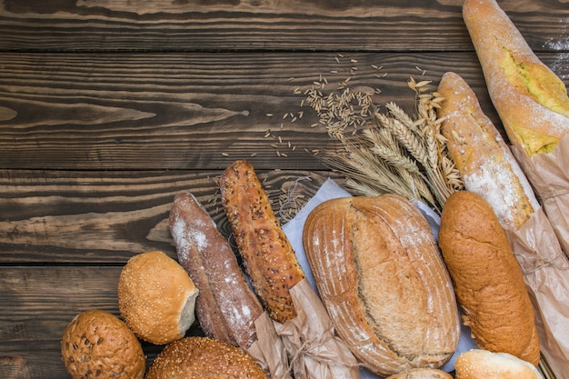 Foto vers gebakken broodproducten op houten achtergrond