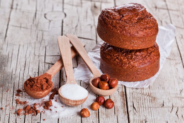 Vers gebakken browny cakes, melk, suiker, hazelnoten en cacaopoeder