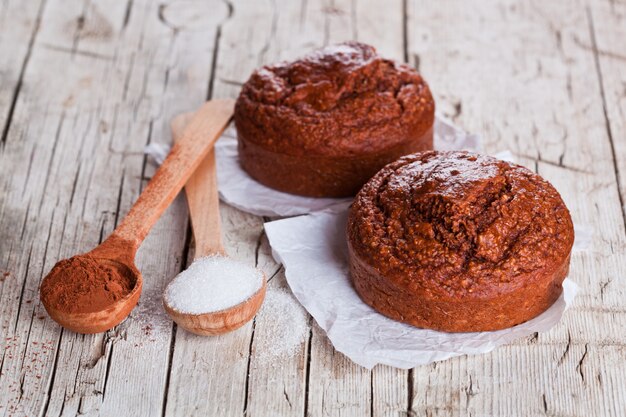 Vers gebakken browny cakes, suiker en cacaopoeder