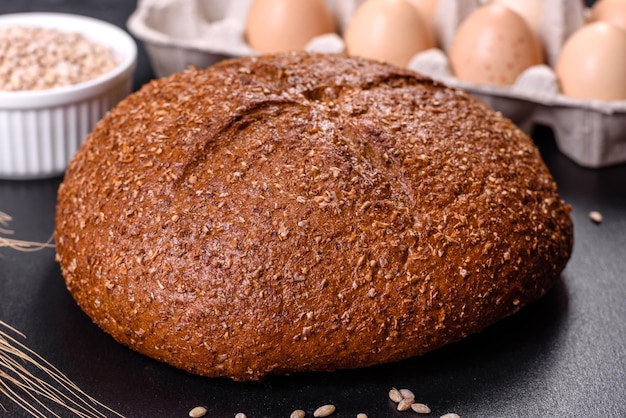 Vers gebakken bruin brood met oren en tarwekorrels