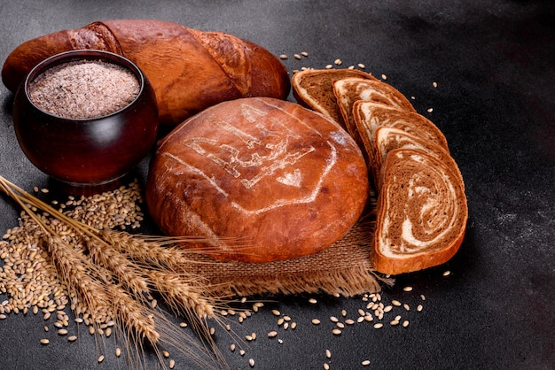 Vers gebakken bruin brood met wapen van Oekraïne. Brood bakken voor de dag van de onafhankelijkheid van Oekraïne