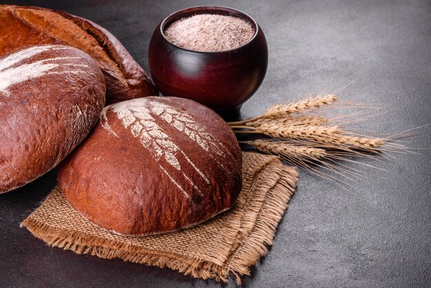 Vers gebakken bruin brood. Vers gebakken traditioneel brood