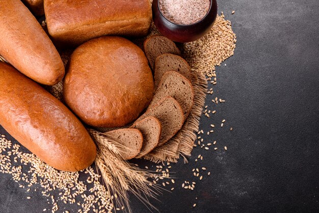 Vers gebakken bruin brood. Vers gebakken traditioneel brood.