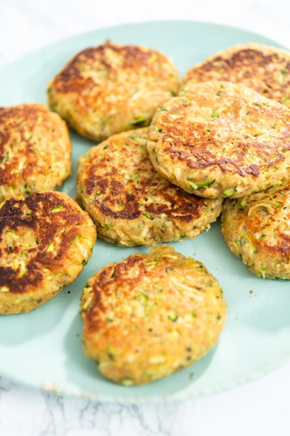 Vers gebakken courgette taarten op een bord.