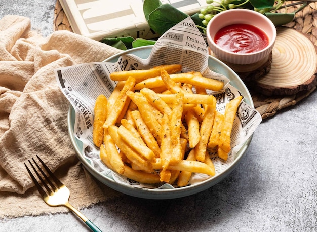 Vers Gebakken Crispy Potato Fries Chips In Een Schotel Met Ketchup Bovenaanzicht Op Grijze Achtergrond Taiwan Straatvoedsel