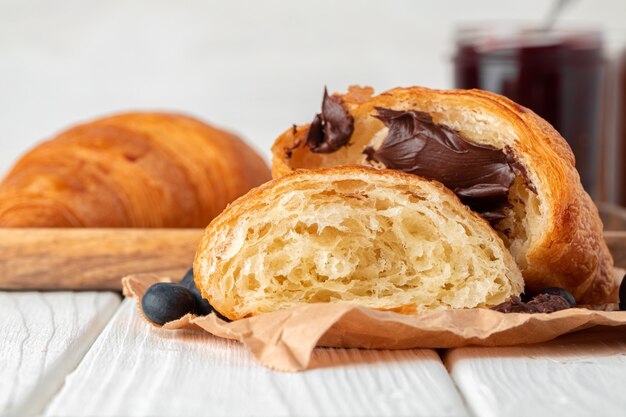 Vers gebakken croissant op houten lijst dicht omhoog