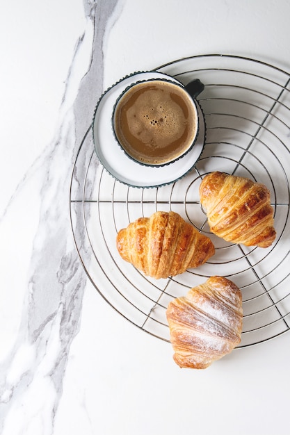 Vers gebakken croissant