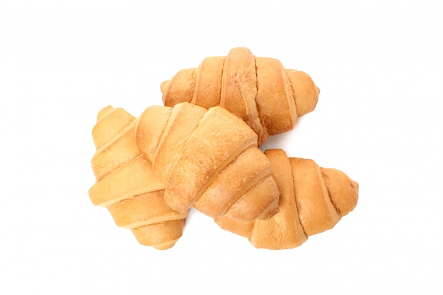 Vers gebakken croissants die op witte achtergrond worden geïsoleerd