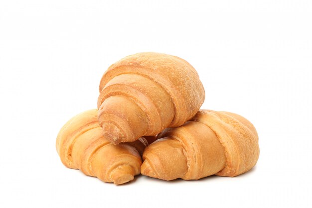 Vers gebakken croissants die op witte achtergrond worden geïsoleerd