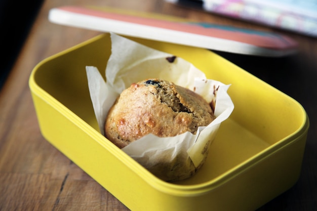 Foto vers gebakken cupcake in een plastic vakje op de lijst