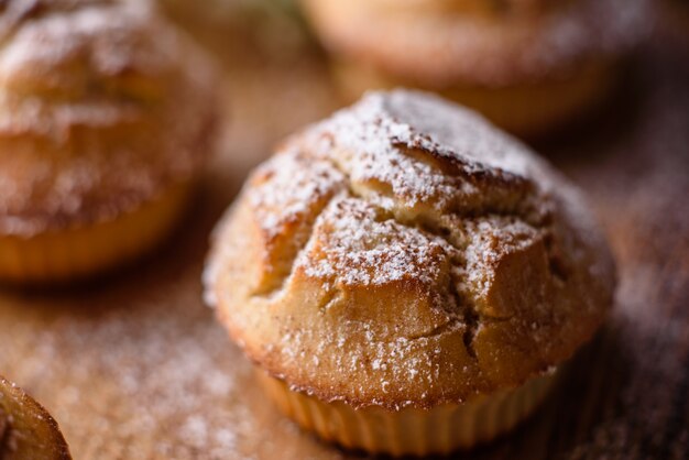 Vers gebakken cupcakes van rijstmeel met banaan en vanille met een mok warme chocolademelk. heerlijk verkwikkend ontbijt met warme chocolademelk en cupcakes