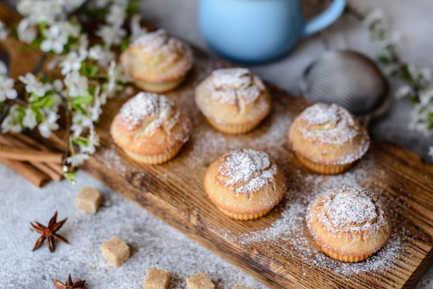 Vers gebakken cupcakes van rijstmeel met banaan en vanille met een mok warme chocolademelk. Heerlijk verkwikkend ontbijt met warme chocolademelk en cupcakes