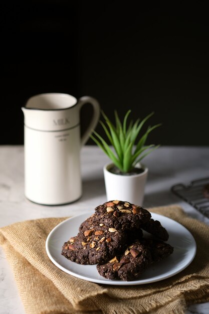 Foto vers gebakken donkere chocolade met amandelnootkoekjes