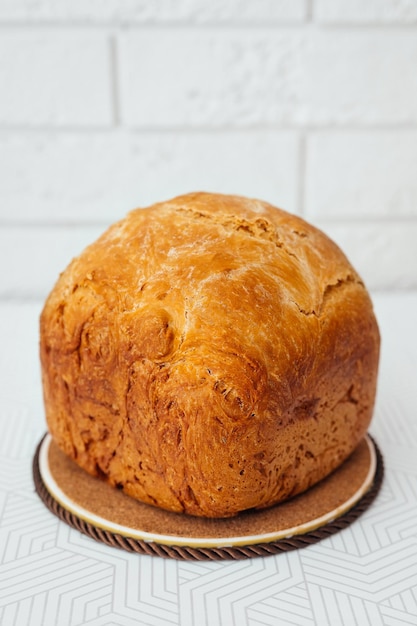 Vers gebakken eigengemaakt maisbrood met knapperige korst in de keukenclose-up