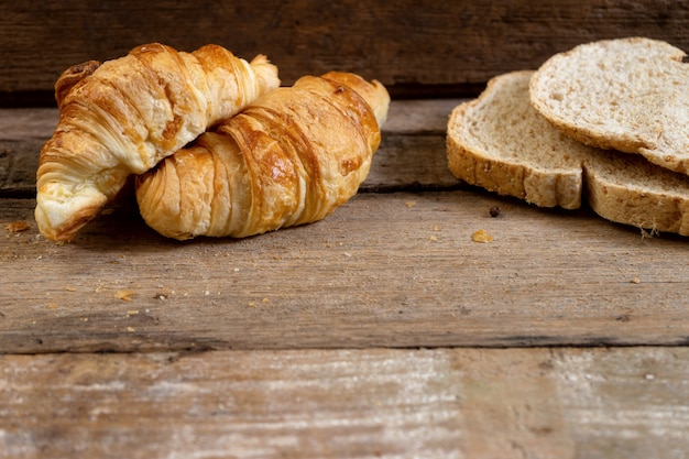 Vers gebakken franse croissant