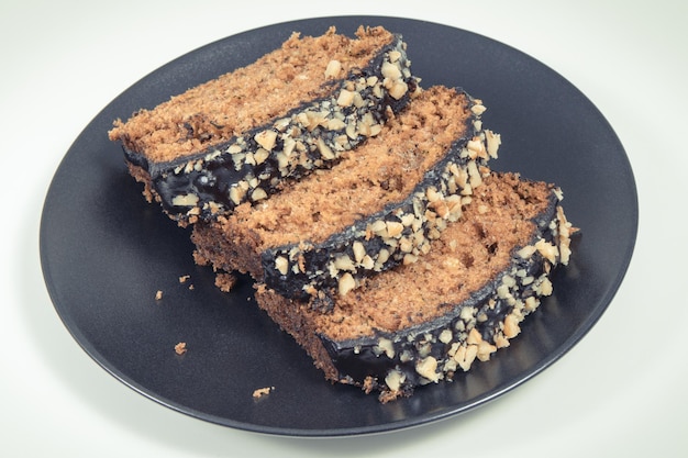 Vers gebakken gebak van courgette met noten en rozijnen Heerlijk dessert Witte achtergrond