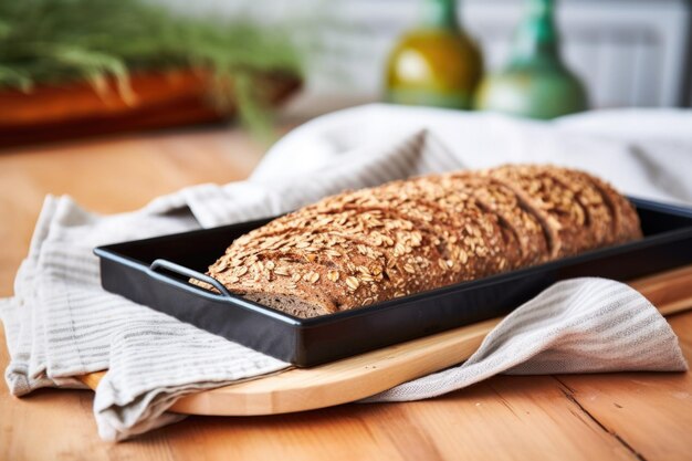 Foto vers gebakken gegroeid graanbrood geplaatst in de buurt van oven handschoenen gemaakt met generatieve ai