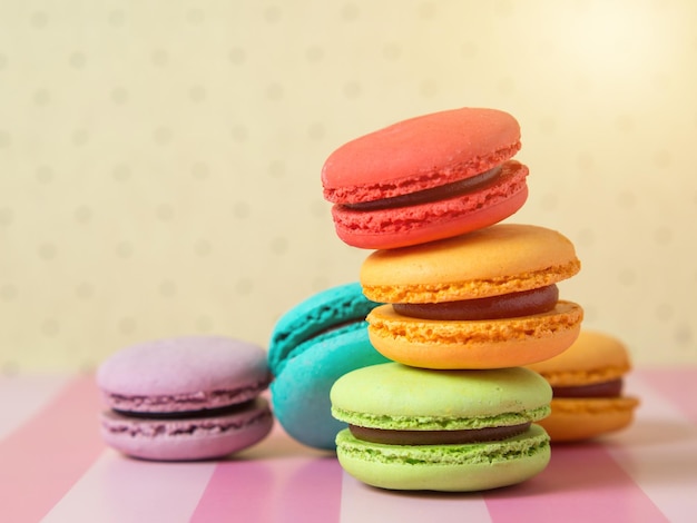 Vers gebakken gekleurde macaroon cookies macarons, macarons op een witte plaat close-up,