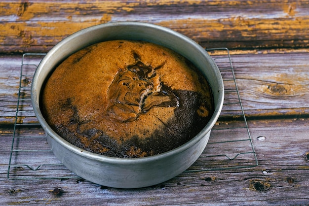 Foto vers gebakken gemarmerde biscuit koeling op houten tafel